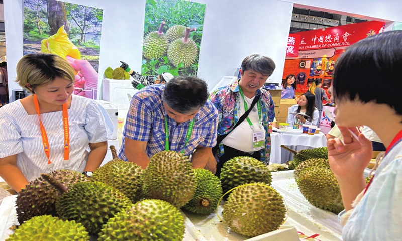 Malaysian durian exhibitors 
serve customers at the
fourth China International
Consumer Products Expo
on April 16, 2024.Photo: Qi Xijia/GT