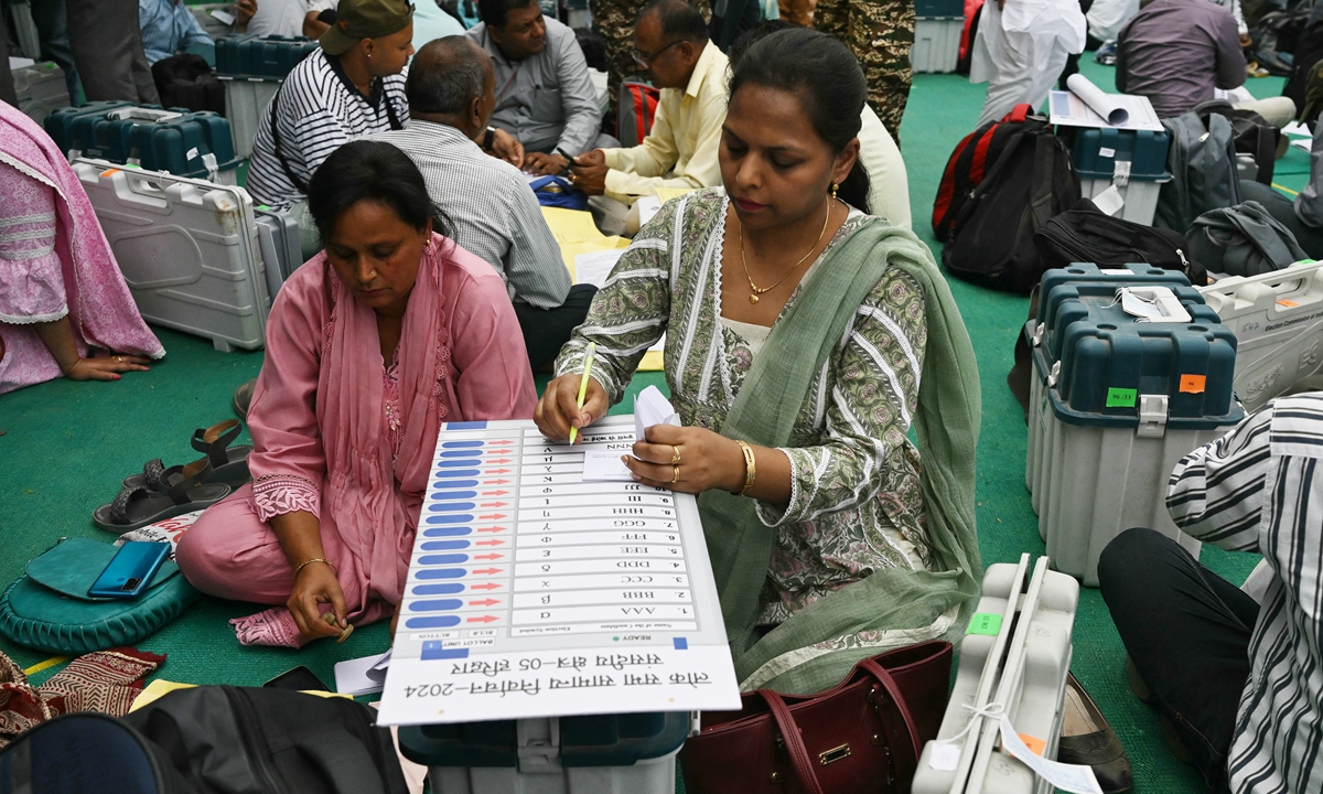 
Election officials make preparations after collecting Electronic Voting Machines at a polling materials distribution center in Haridwar on April 18, 2024, on the eve of phase one of India's general election. Nearly a billion Indians will vote to elect a new government in six-week-long parliamentary polls starting on April 19. Photo: AFP