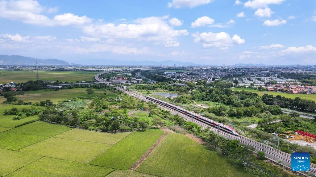 An aerial drone photo taken on April 17, 2024 shows a high-speed electrical multiple unit (EMU) train running along the Jakarta-Bandung high-speed railway in Indonesia. The Jakarta-Bandung High-Speed Railway marked its six months of operation on Wednesday with a total of 2.56 million passengers transported, said PT Kereta Cepat Indonesia-China (KCIC), a joint venture consortium between Indonesian and Chinese state-owned firms that constructs and runs the HSR(Photo: Xinhua)