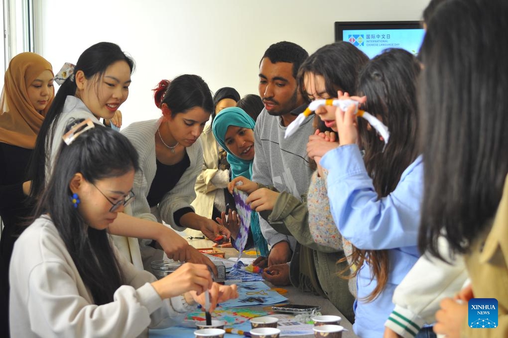 Students learn tie-dye techniques in the Confucius Institute at Carthage University in Tunis, Tunisia, on April 17, 2024. Tunisia on Wednesday celebrated this year's United Nations Chinese Language Day, which falls on April 20, by holding a cultural event here in the capital city.(Photo: Xinhua)