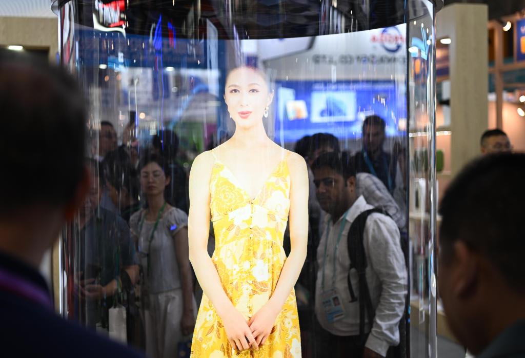 Visitors view a projection product at the 135th session of the China Import and Export Fair, also known as the Canton Fair, in Guangzhou, south China's Guangdong Province, April 17, 2024. The 135th session of the Canton Fair opened Monday in Guangzhou. The smart life product zone of the fair attracted nearly 200 exhibitors and numerous visitors.(Photo: Xinhua)