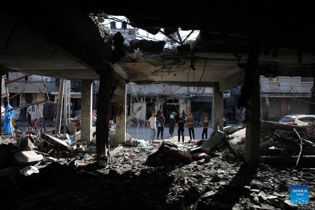 People inspect a destroyed house in the southern Gaza Strip city of Rafah, on April 17, 2024. The Palestinian death toll in the Gaza Strip from ongoing Israeli attacks has risen to 33,899, the Hamas-run Health Ministry said in a press statement on Wednesday. (Photo: Xinhua)