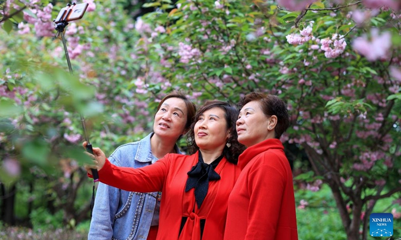 People take selfies with blooming flowers at a modern agricultural industrial park in Taizhou City, east China's Jiangsu Province, April 17, 2024.(Photo: Xinhua)