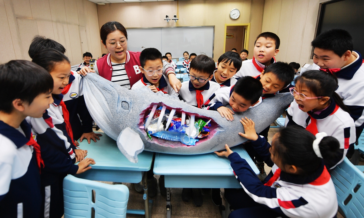 A teacher explains to the students the dangers of pollution such as fish ingesting plastic waste during an educational event on April 22, 2024, World Earth Day, at a primary school in Qingdao, East China's Shandong Province. Photo: VCG