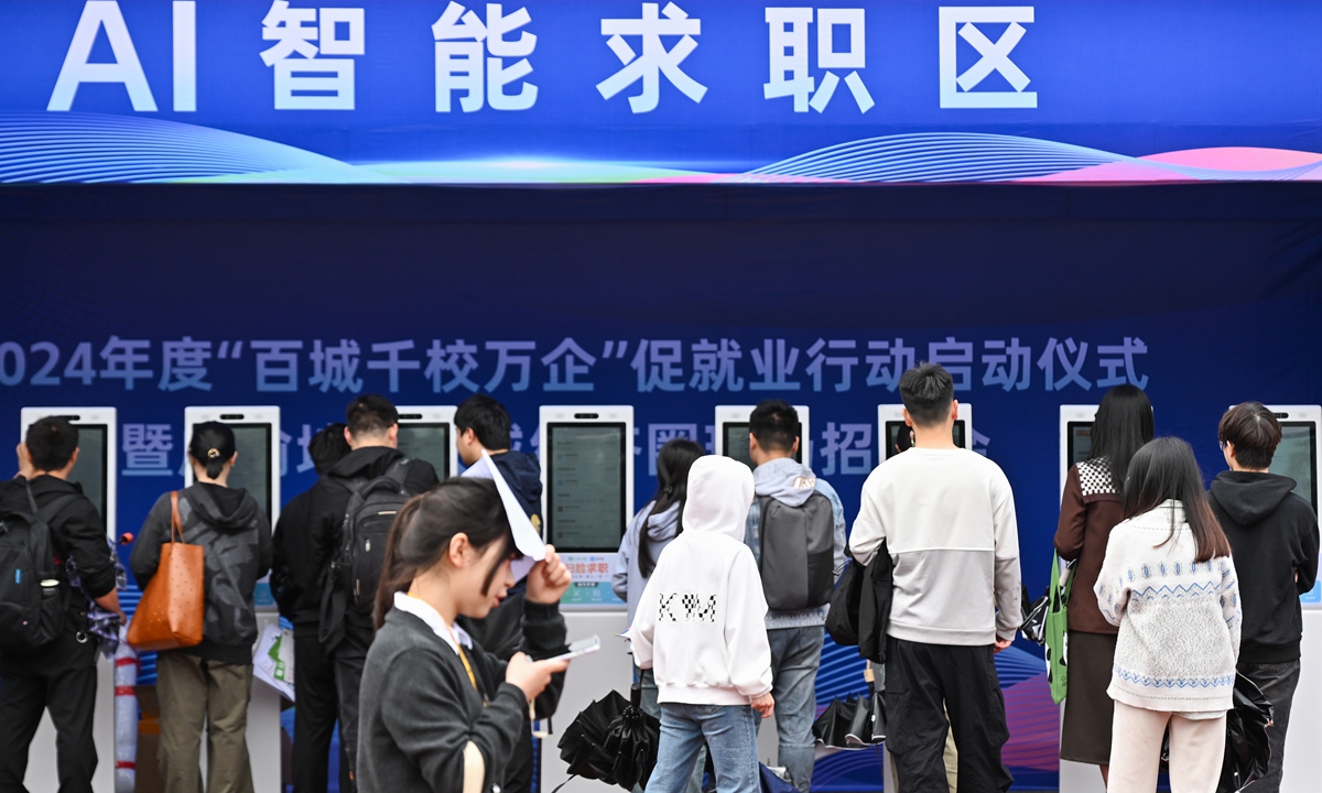 Students use artificial intelligent facilities to seek employment at a job fair at the Chongqing Technology and Business University in Southwest China's Chongqing Municipality, on April 9, 2024. Photo: VCG