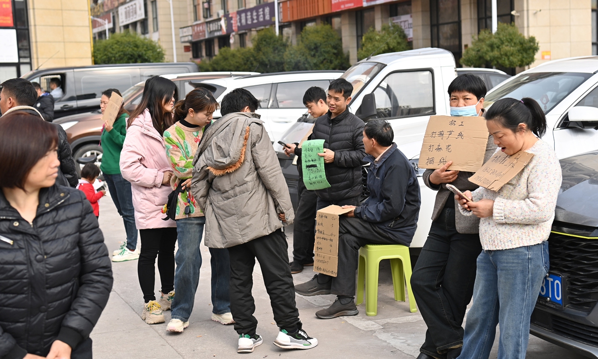Migrant workers and recruiters communicate at a job market in Jinhua, East China's Zhejiang Province, on  March 27, 2024. Photo: VCG