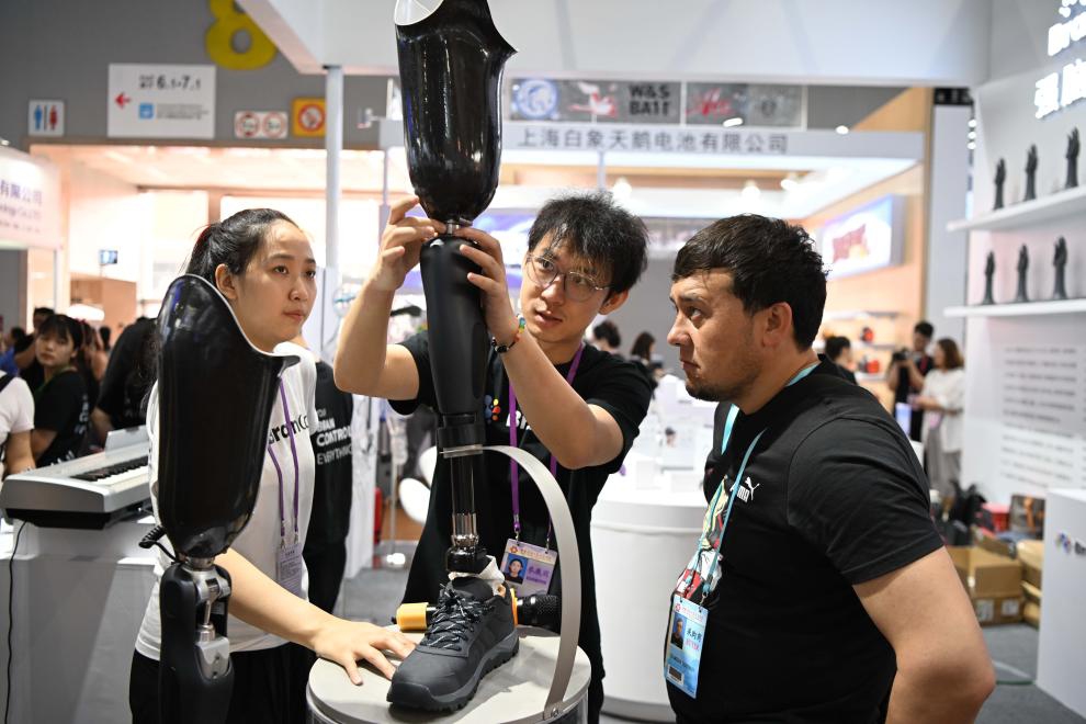 A foreign buyer learns about a bionic leg at the 135th session of the China Import and Export Fair, also known as the Canton Fair, in Guangzhou, south China's Guangdong Province, April 17, 2024. The 135th session of the Canton Fair opened Monday in Guangzhou. The smart life product zone of the fair attracted nearly 200 exhibitors and numerous visitors.(Photo: Xinhua)