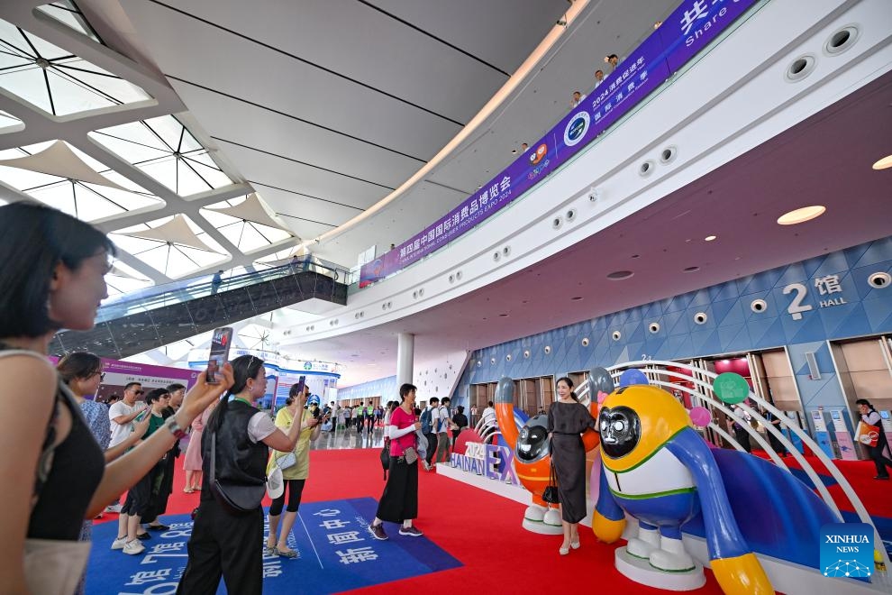 Visitors take photos with mascots at the fourth China International Consumer Products Expo in Haikou, capital city of south China's Hainan Province, April 17, 2024. The expo opened to the public on Wednesday.(Photo: Xinhua)