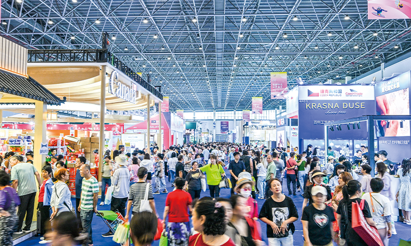A crowd of visitors shops at the 4th China International Consumer Products Expo in Haikou, South China's Hainan Province, which closed on April 18, 2024. The event drew 4,019 exhibitors from 71 countries and regions and more than 55,000 professional buyers. A total of 373,3000 visitors participated in the expo. Photo: VCG