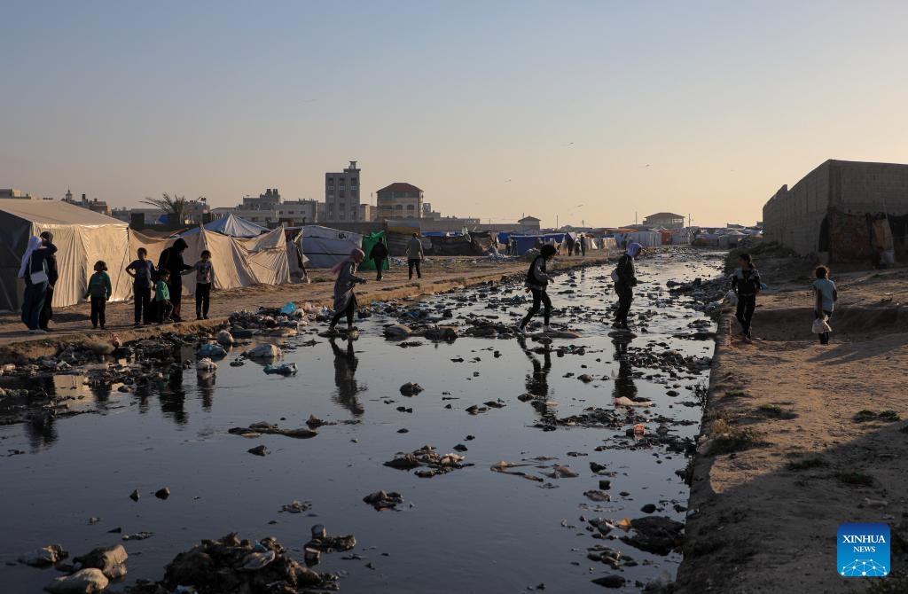 Sewage water is seen at a temporary camp in central Gaza Strip city of Deir al-Balah, April 17, 2024.(Photo: Xinhua)