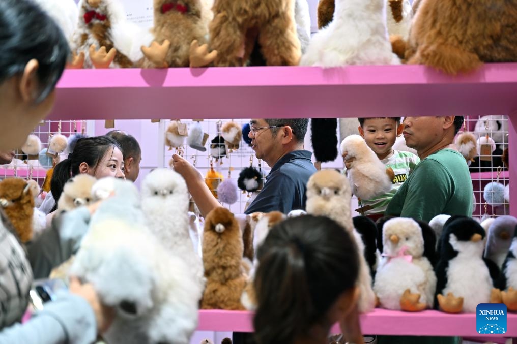People select toys made from Australian alpaca fiber at the fourth China International Consumer Products Expo (CICPE) in Haikou, capital city of south China's Hainan Province, April 18, 2024. The fourth CICPE concluded here in Hainan on Thursday. Over 370,000 visits were made during the six-day expo, which hosted more than 4,000 brands from 71 countries and regions.(Photo: Xinhua)