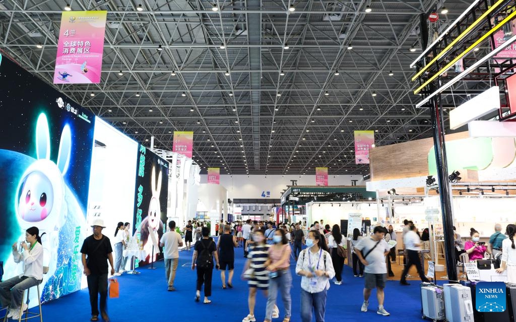 People visit the fourth China International Consumer Products Expo (CICPE) in Haikou, capital city of south China's Hainan Province, April 18, 2024. The fourth CICPE concluded here in Hainan on Thursday. Over 370,000 visits were made during the six-day expo, which hosted more than 4,000 brands from 71 countries and regions.(Photo: Xinhua)