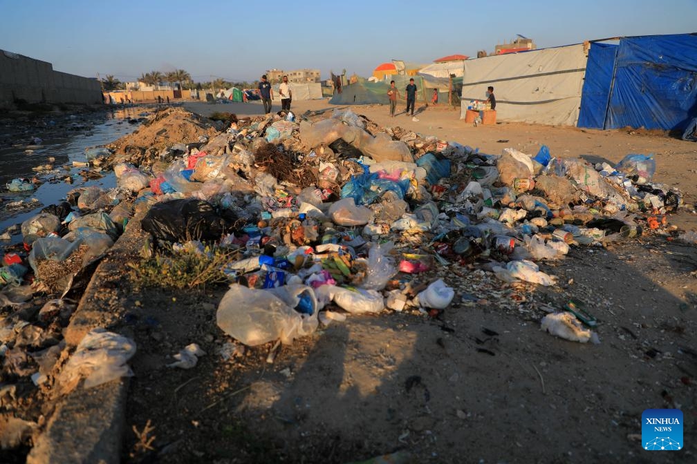 Garbage is seen at a temporary camp in central Gaza Strip city of Deir al-Balah, April 17, 2024.(Photo: Xinhua)