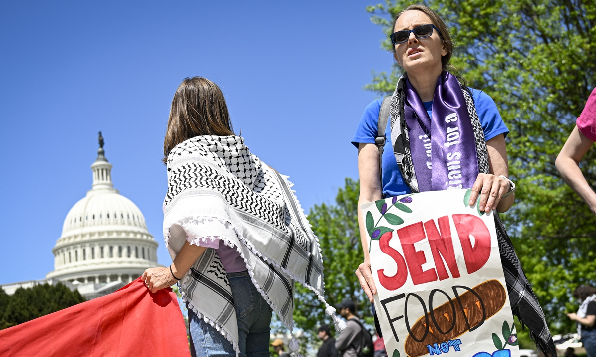 Des manifestants pro-palestiniens se rassemblent devant le Capitole après l’adoption par la Chambre des représentants des États-Unis d’une loi prévoyant une aide de 26 milliards de dollars à Israël, à Washington, DC, le 20 avril 2024.Photo : VCG