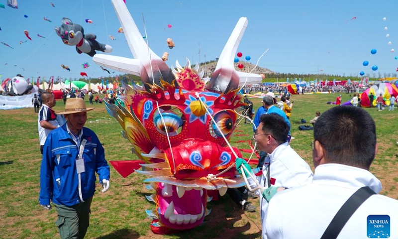 Kite fanciers prepare to fly kites at the 41st Weifang International Kite Festival in Weifang, east China's Shandong Province, April 20, 2024. The annual kite gala kicked off here Saturday. (Xinhua/Xu Suhui)