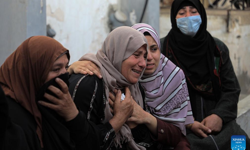 People mourn their relatives in the southern Gaza Strip city of Rafah, April 21, 2024. The Palestinian death toll from ongoing Israeli attacks on the Gaza Strip has risen to 34,097, the Hamas-run Health Ministry said in a statement on Sunday. (Photo by Rizek Abdeljawad/Xinhua)
