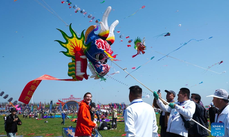 Kite fanciers fly kites at the 41st Weifang International Kite Festival in Weifang, east China's Shandong Province, April 20, 2024. The annual kite gala kicked off here Saturday. (Xinhua/Xu Suhui)