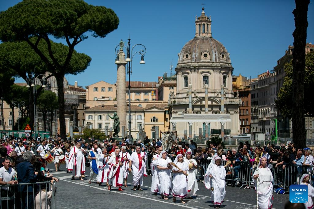 People take part in a parade to celebrate the 2,777th birthday of Rome in Rome, capital of Italy, April 21, 2024. The city of Rome celebrated its 2,777th birthday on Sunday with a weekend of historical re-enactments of ancient Roman rituals. (Xinhua/Li Jing)
