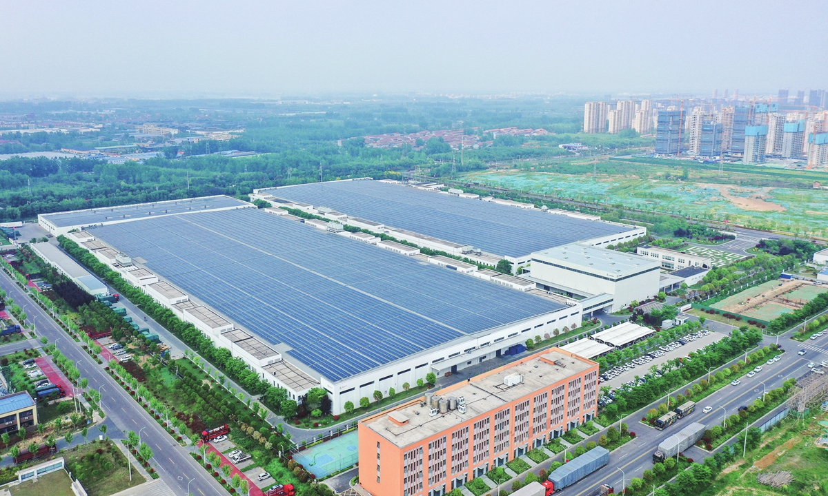Distributed photovoltaic units are seen on the roof of an enterprise in Xuzhou, East China's Jiangsu Province on April 22, 2024. As of the end of March, China's installed solar power capacity reached about 660 million kilowatts, an increase of 55 percent year-on-year, official data showed. Photo: VCG