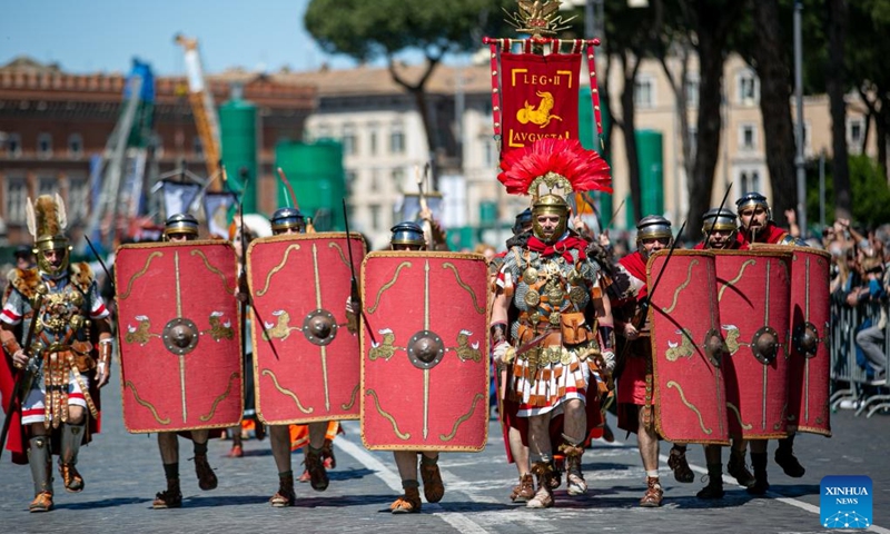 People take part in a parade to celebrate the 2,777th birthday of Rome in Rome, capital of Italy, April 21, 2024. The city of Rome celebrated its 2,777th birthday on Sunday with a weekend of historical re-enactments of ancient Roman rituals. (Xinhua/Li Jing)