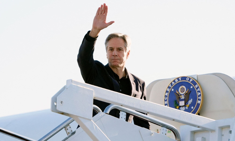 US Secretary of State Antony Blinken waves as he boards his plane at Joint Base Andrews in Maryland, on April 23, 2024, on his way to Beijing. Photo: VCG