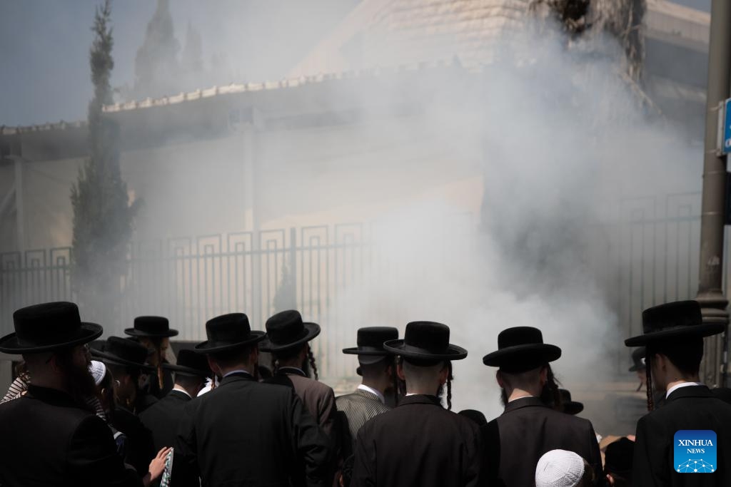 Ultra-Orthodox Jews burn leavened items ahead of the Jewish Passover holiday in the Mea Shearim neighbourhood of Jerusalem on April 22, 2024.(Photo; Xinhua)