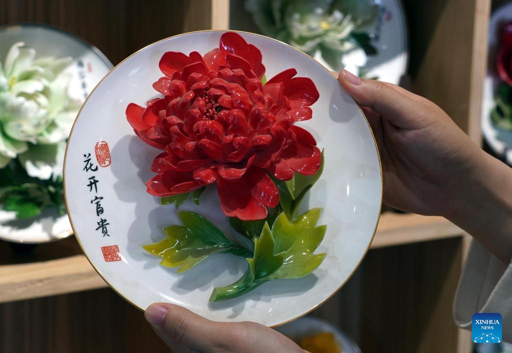 This photo taken on April 16, 2024 shows a peony-themed porcelain product at Peony Pavilion in Luoyang, central China's Henan Province. As an imperial capital during 13 dynasties, Luoyang claims to have the country's best peonies. In recent years, Luoyang has actively explored the culture related to peony flowers, encouraging the development of peony-themed porcelain, painting, and many other characteristic activities containing peony elements. (Photo: Xinhua)