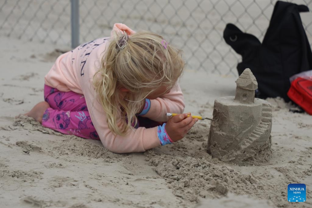 A child makes a sand castle during the 2024 Texas SandFest held in Port Aransas, Texas, the United States, April 21, 2024. The three-day Texas SandFest came to an end on Sunday, with thousands of spectators from all over the world.(Photo; Xinhua)