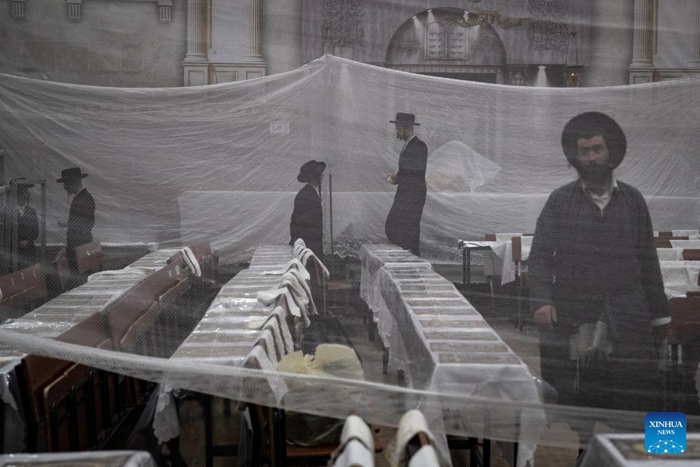 Ultra-Orthodox Jews prepare for Seder, the traditional Passover meal, ahead of the Jewish Passover holiday in the Mea Shearim neighbourhood of Jerusalem on April 22, 2024.(Photo; Xinhua)