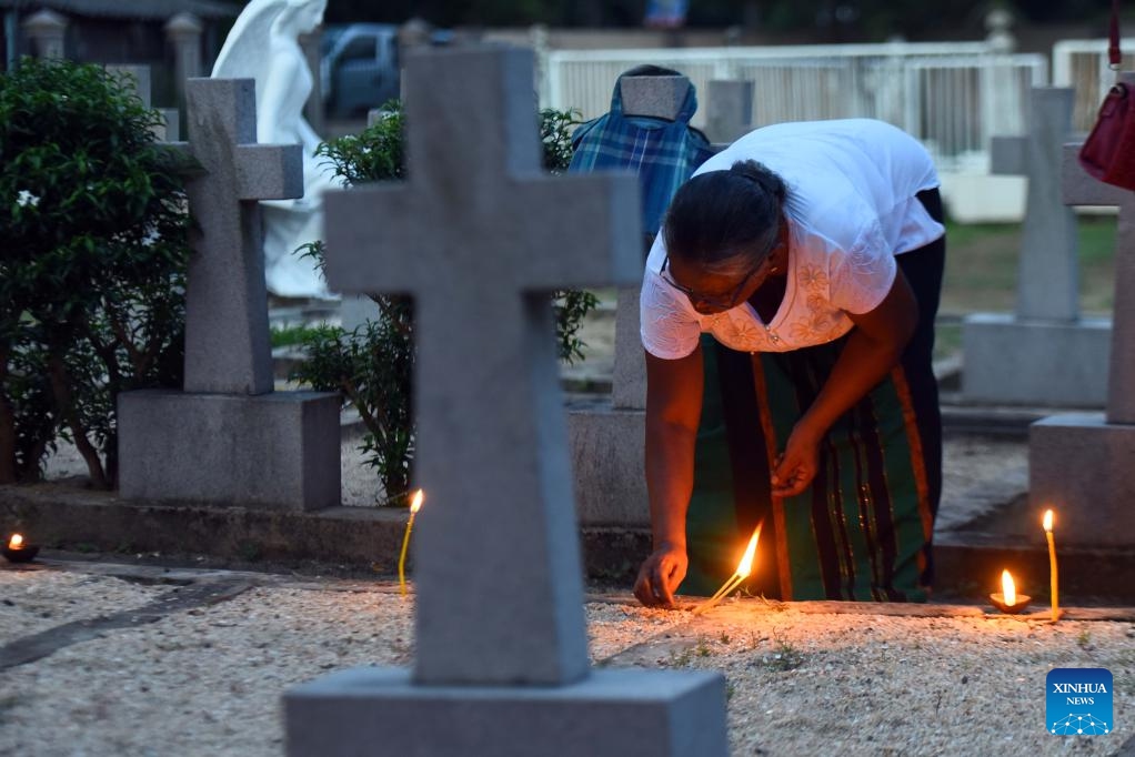 A woman pays tribute to a victim of the Easter Sunday terror attacks at a cemetery in Katuwapitiya, Sri Lanka, April 21, 2024. People on Sunday commemorated victims killed in the suicide blasts in 2019, marking the 5th anniversary of the Easter Sunday terror attacks. (Photo: Xinhua)