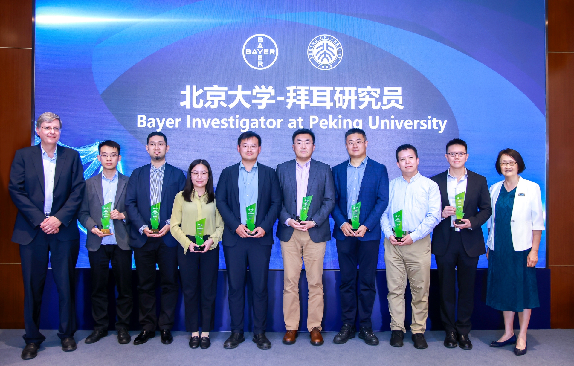 Dr Ulrich Nielsch, a member of the Bayer Joint Steering Committee, and Professor Hong Wu presented the Bayer Investigator award to researchers from Peking University.