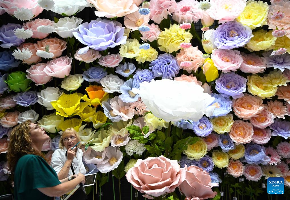 Purchasers talk at a booth of artificial flowers at the second phase of the 135th Canton Fair in Guangzhou, south China's Guangdong Province, April 23, 2024. The second phase of the 135th Canton Fair opened in Guangzhou on Tuesday focusing on displaying products such as household goods, gifts, decorations, building materials and furniture with an exhibition area of about 515,000 square meters.(Photo: Xinhua)