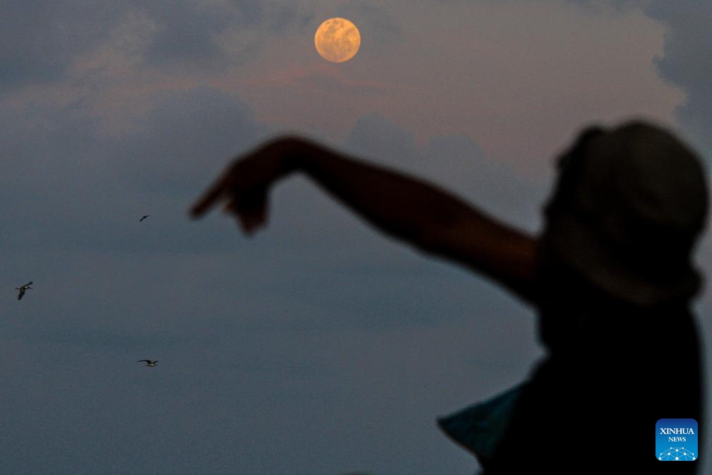 A full moon rises in the sky over Lhokseumawe, Aceh Province, Indonesia, April 23, 2024.(Photo: Xinhua)