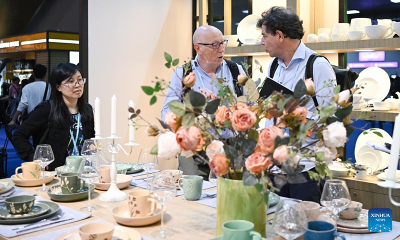 Purchasers talk at a booth of tableware at the second phase of the 135th Canton Fair in Guangzhou, south China's Guangdong Province, April 23, 2024. The second phase of the 135th Canton Fair opened in Guangzhou on Tuesday focusing on displaying products such as household goods, gifts, decorations, building materials and furniture with an exhibition area of about 515,000 square meters.(Photo: Xinhua)