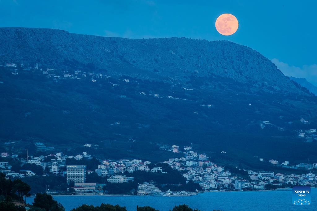 Photo taken on April 23, 2024 shows a full moon over Mount Perun in Split, Croatia.(Photo: Xinhua)