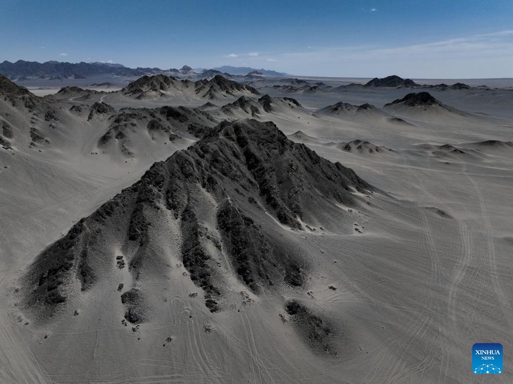 An aerial drone photo taken on April 21, 2024 shows a view of Heidu Mountain in Lenghu Town in the Mongolian-Tibetan Autonomous Prefecture of Haixi, northwest China's Qinghai Province. The Qaidam Basin in northwest China is home to a unique landscape which consists of salt lakes, the Gobi desert and the wind-eroded rocks known as yardang.(Photo: Xinhua)