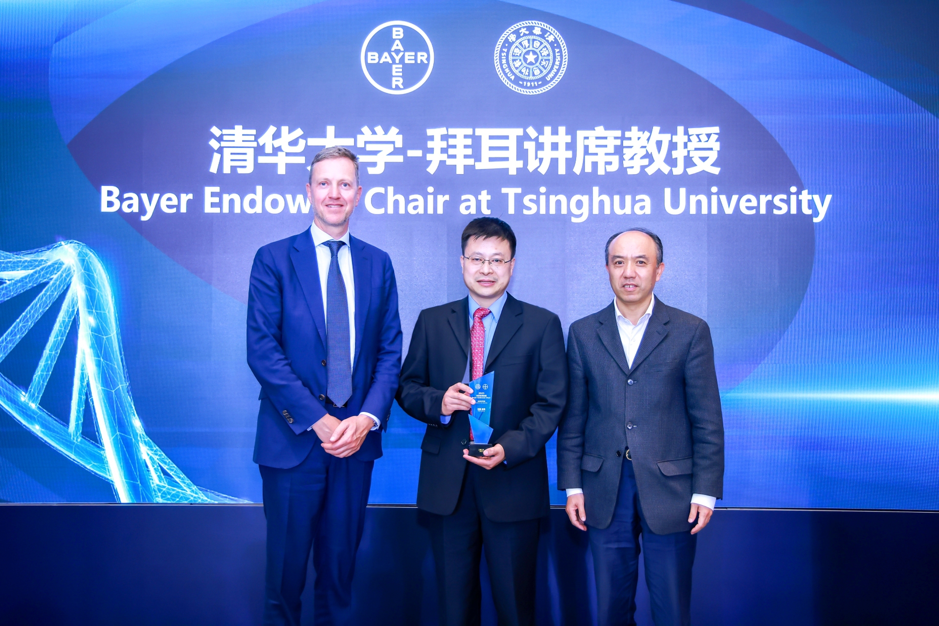 Dr Juergen Eckhardt and Professor Hongwei Wang awarded the Bayer Endowed Chair to Professor Lei Liu from the Department of Chemistry at Tsinghua University.