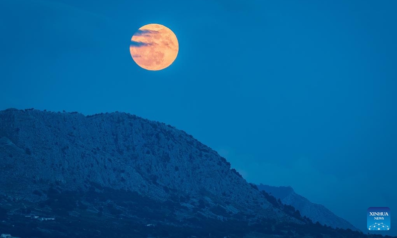 Photo taken on April 23, 2024 shows a full moon over Mount Perun in Split, Croatia.(Photo: Xinhua)