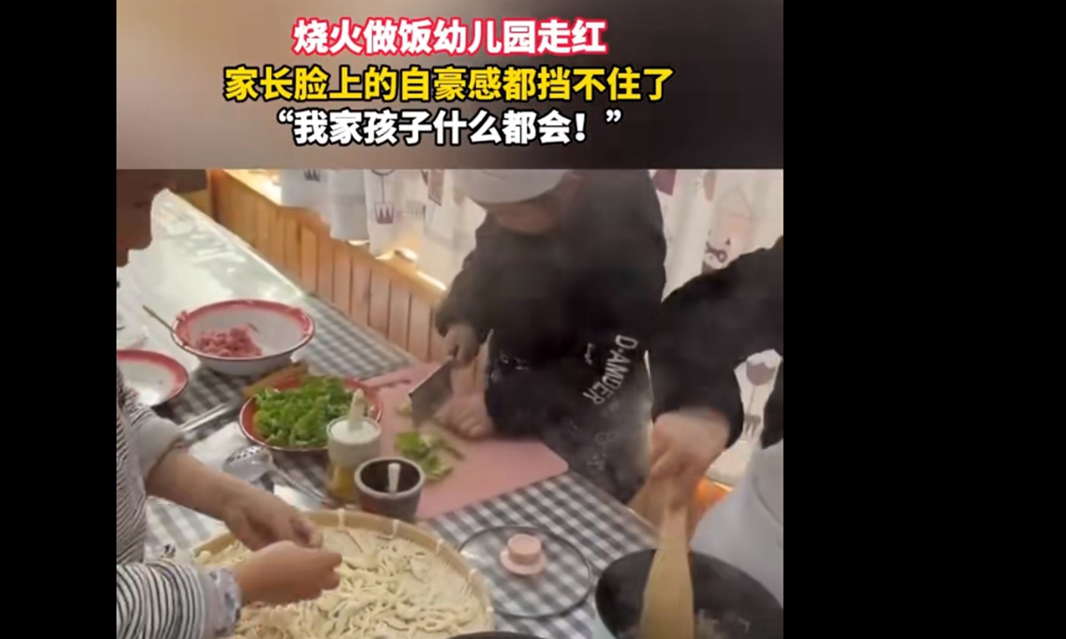 Cooking, kneading dough for pancakes, hand knitting, raising chickens and ducks... A group of kindergarten children have become adept at these tasks.  Photo: IC