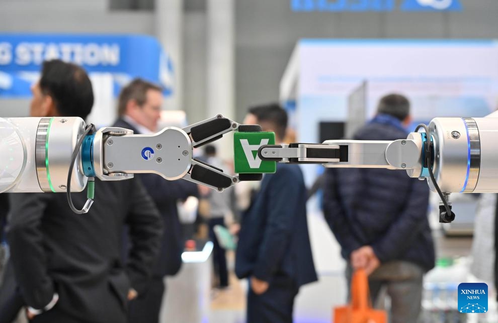 Robots transfer an item at Hannover Messe in Hannover, Germany, on April 23, 2024. Hannover Messe 2024, Germany's leading industrial trade fair, kicked off on Monday with a clear emphasis on carbon-neutral production and hydrogen fuel cells.(Photo: Xinhua)