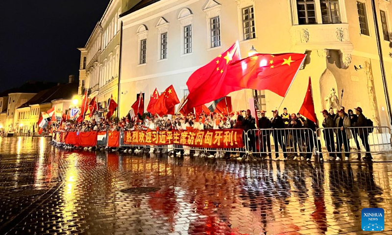 People welcome Chinese President Xi Jinping in Budapest, Hungary, May 8, 2024. Photo: Xinhua