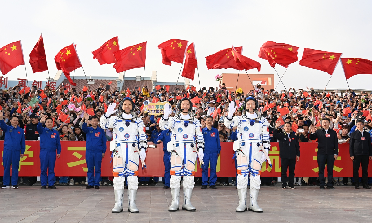 Les taïkonautes chinois Ye Guangfu (à droite), Li Cong (au centre) et Li Guangsu, membres de l’équipage du vaisseau spatial habité Shenzhou-18, assistent à une cérémonie de départ au Centre de lancement de satellites de Jiuquan, dans le nord-ouest de la Chine, le 25 avril 2024. Shenzhou-18 s’est envolé dans le ciel au sommet de la fusée porteuse Longue Marche-2F Y18 à 20h59 ce jour-là, transportant les trois taïkonautes et près de 100 projets expérimentaux vers la station spatiale chinoise.
