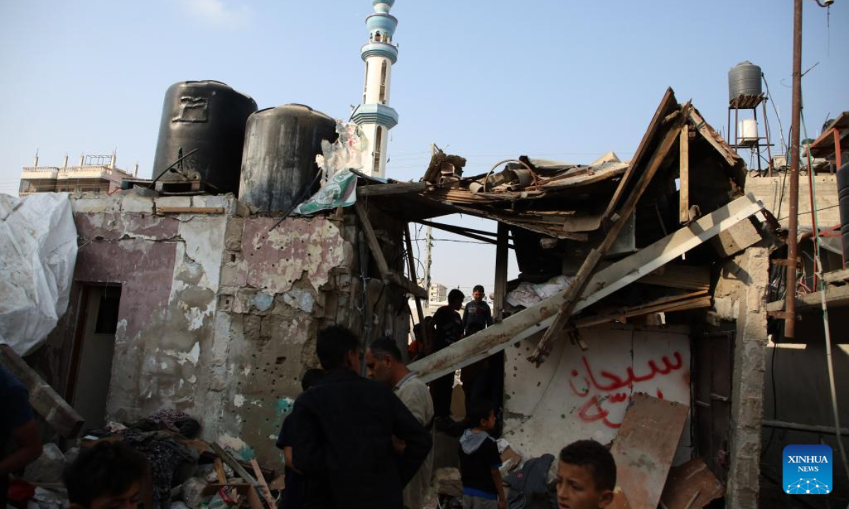 People inspect a destroyed house in the southern Gaza Strip city of Rafah, on May 1, 2024. Photo:Xinhua