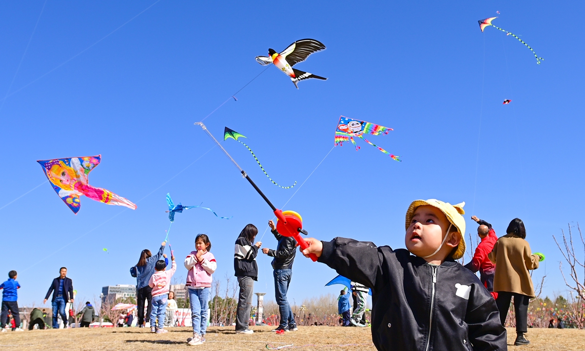 A child enjoys flying a kite during the Qingming Festival activities at the Asian Sculpture Art Theme Park in Kangbashi District, Ordos, North China's Inner Mongolia Autonomous Region, on March 30, 2024. Photo: IC