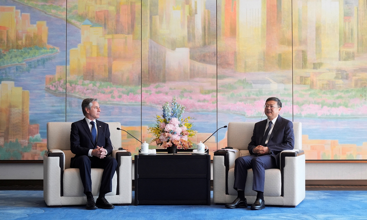  Shanghai Party Secretary Chen Jining (right) talks with US Secretary of State Antony Blinken, in Shanghai on April 25, 2024.
