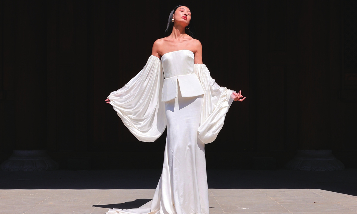 A model showcases a consume by Vera Wang in the Puyuan 
Fashion Week.Photos: Courtesy of the Puyuan Fashion Resort