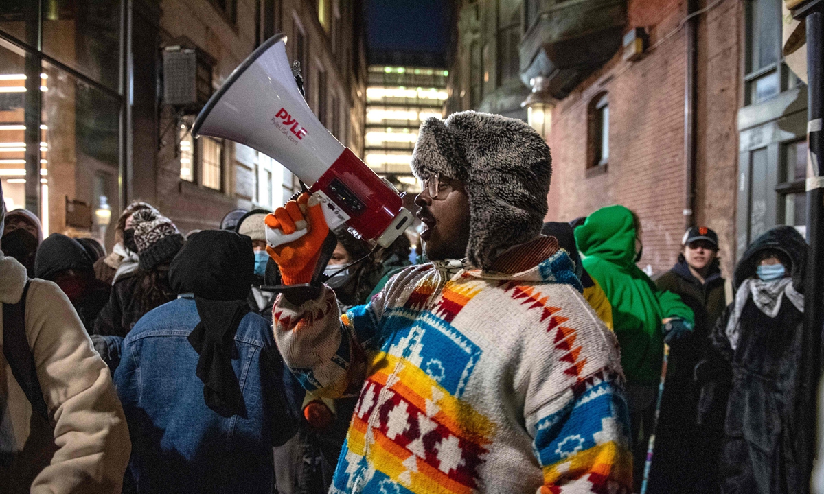 Pro-Palestinian supporters and students from Emerson College block an alley where they have set up an encampment as police move in to clear it in Boston, Massachusetts, on April 25, 2024. According to Boston Police, 108 people were arrested and 4 officers were hurt as they broke up the camp. Photo: VCG
