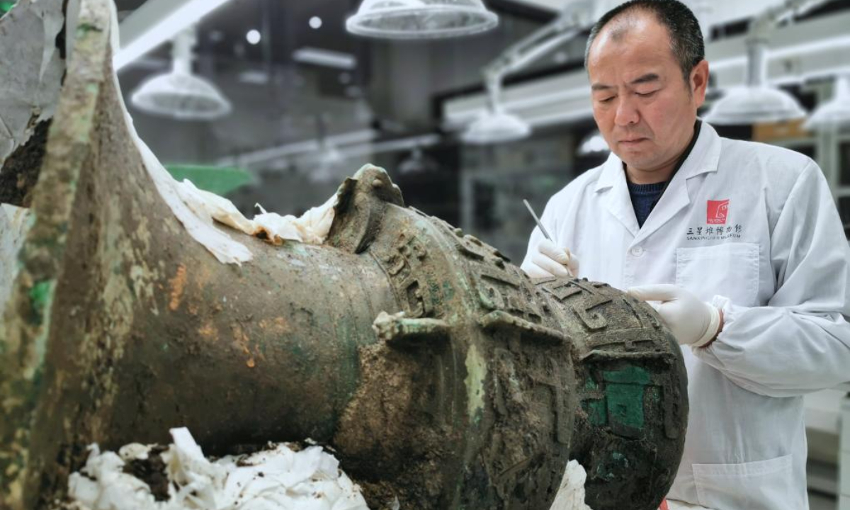 This file photo taken in March 2022 shows Guo Hanzhong cleaning a bronze vessel at Sanxingdui Museum in Guanghan City, southwest China's Sichuan Province. Photo:Xinhua