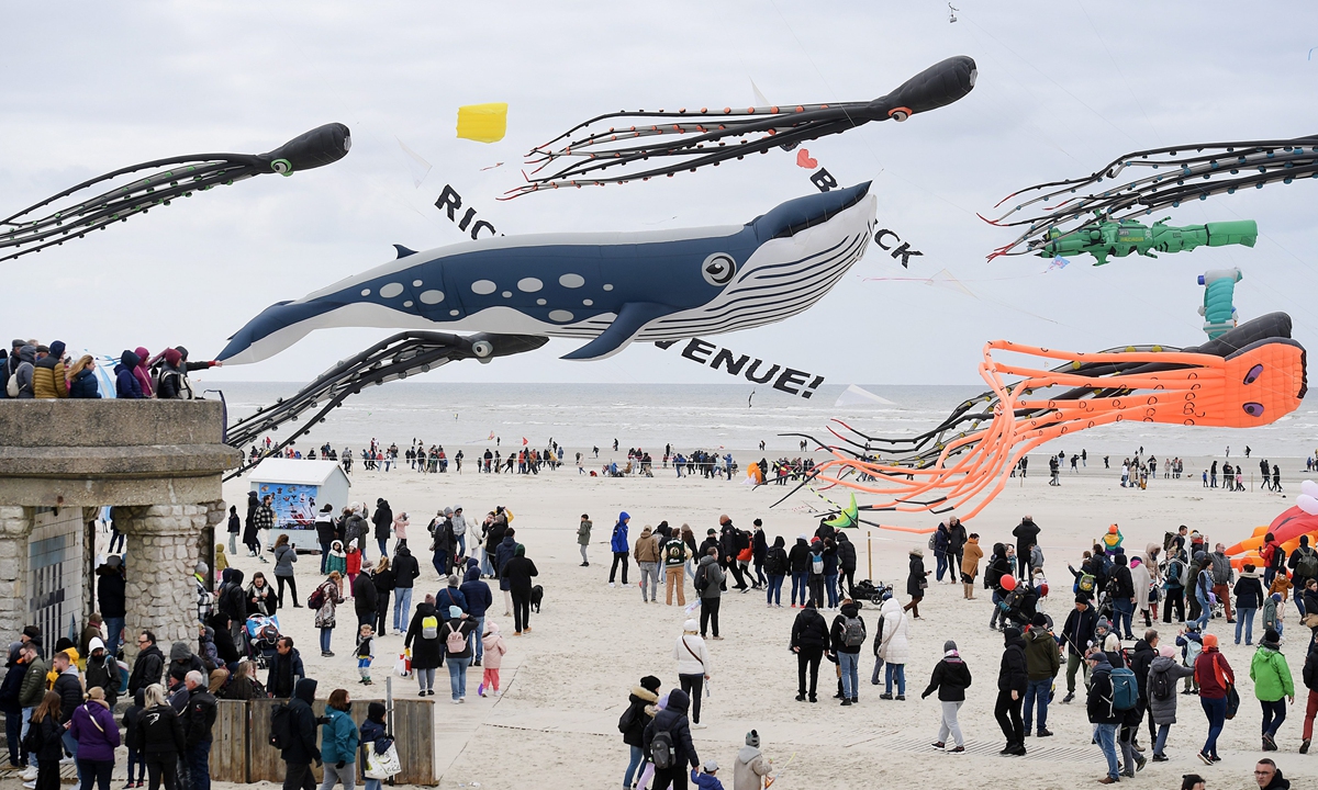 The 37th International Kite Meeting kicks off in France, transforming Berck-sur-Mer into a vibrant paradise with a week-long kite festival starting April 20, 2024. Photo: VCG