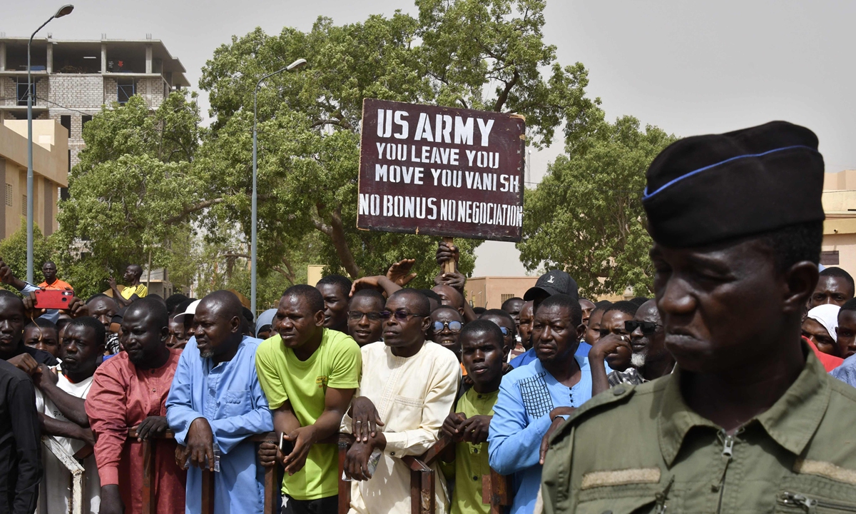 Protesters gather as a man holds up a sign demanding that US troops leave Niger without negotiation during a demonstration in Niamey, on April 13, 2024. Photo: VCG